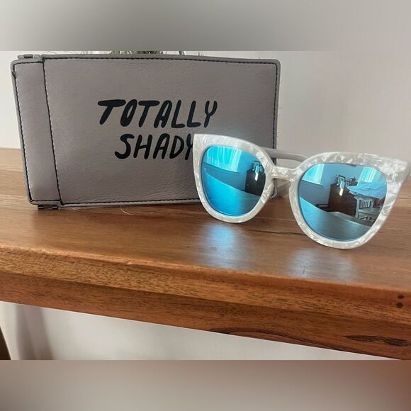 QUAY Noosa white tortoise Sunglasses with Blue Lenses; Rare find!  Like new! - Picture 2 of 14